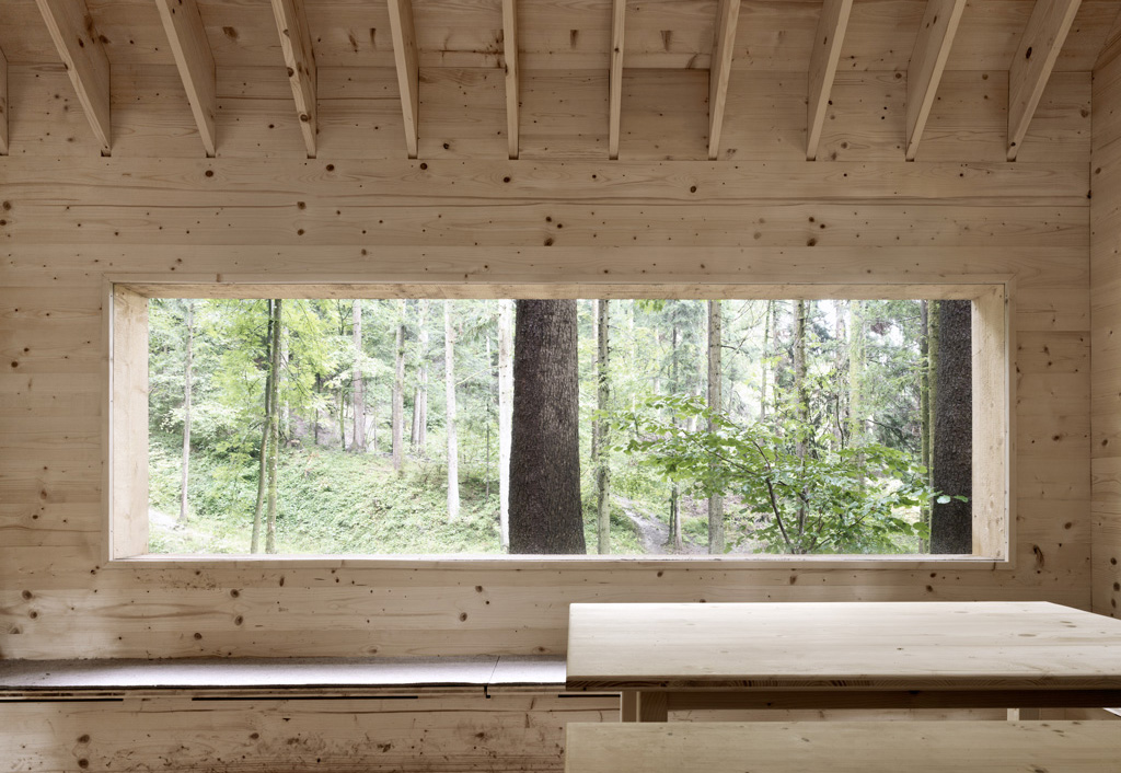 cabin-in-the-forest-allows-children-to-explore-the-nature-10
