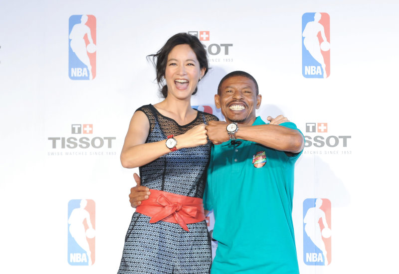 6. NBA傳奇Muggsy Bogues與Janet兩人一同展示TISSOT Quickster 時捷系列NBA 特別版腕錶。