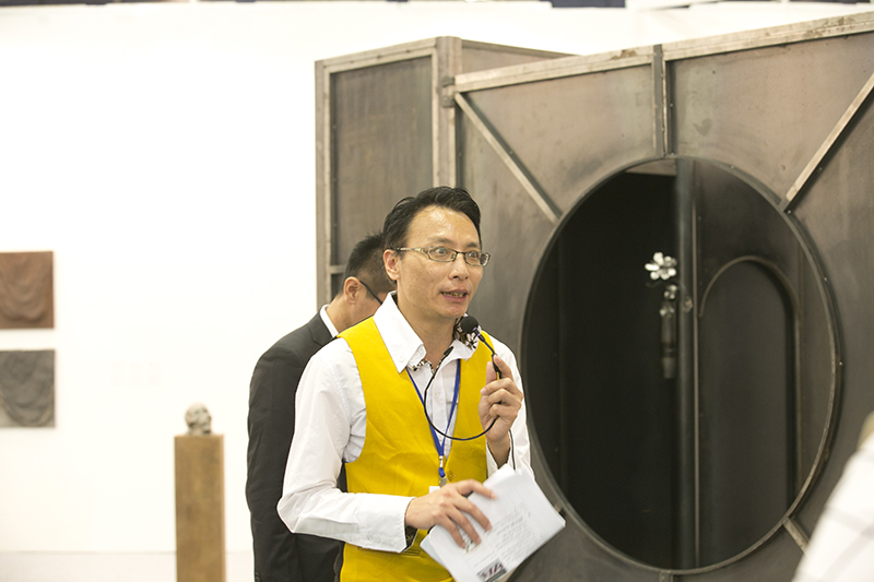 1_Art Taipei 2015執行長王焜生現場導覽，後方作品為TTomohiro Kato的Steel Tearoom Tettei