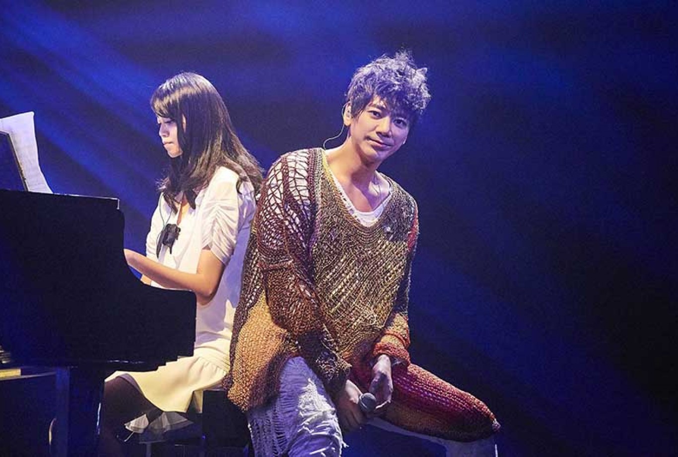 信與女兒合作表演