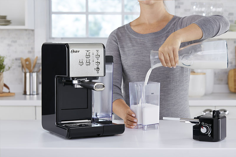 Oster頂級義式膠囊兩用咖啡機 三大技術升級 一鍵體驗咖啡油脂「黑」與細緻奶泡「白」