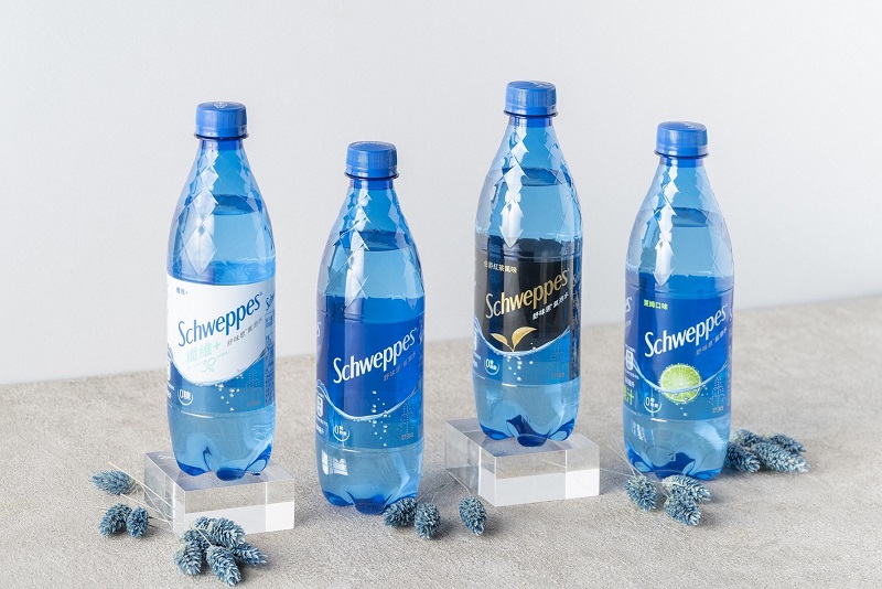 【「Schweppes舒味思」新聞圖片四】「Schweppes舒味思」氣泡水全系列換上更具時尚水感的菱格紋鑽石瓶身，完美詮釋「Schweppes舒味思」品牌的優雅與強大力量(可口可樂公司提供)