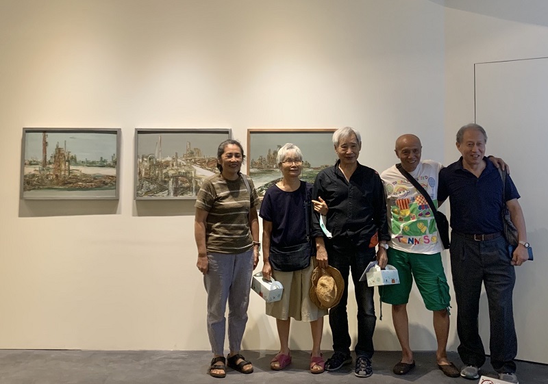 右起藝術家洪龍木、洪政任、陳水財及夫人、柯燕美，欣喜的在好久不見的陳水財《煉油廠》系列創作前合影。