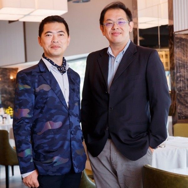 楊煥生設計師(左)與范哲維總經理(右)
