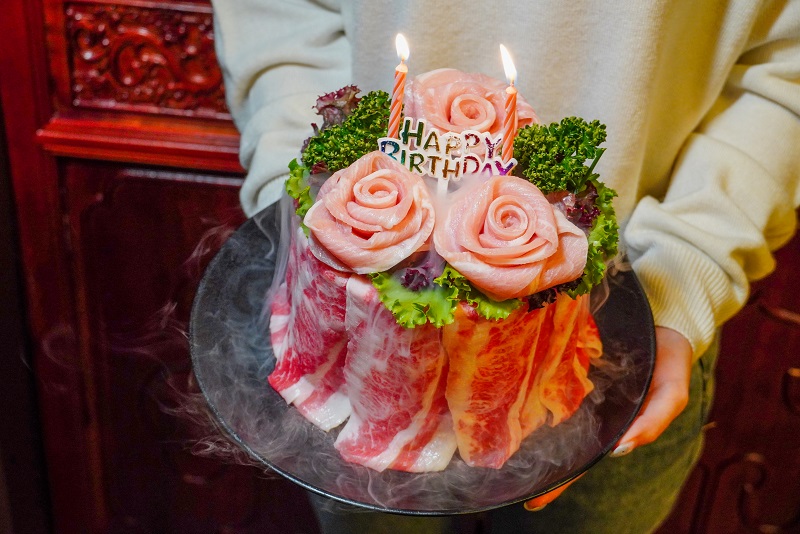 當月壽星送肉蛋糕.jpg(1)