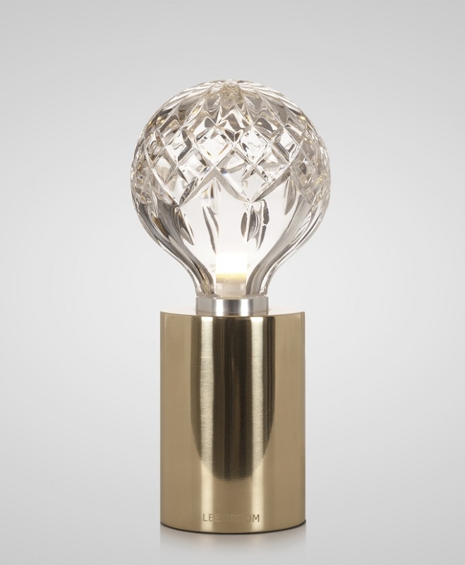 圖10_Crystal Bulb 細膩的金色底座搭配英國碩果僅存師傅手工製作的水晶雕花燈泡，一盞桌燈，立即呈現女王風采。