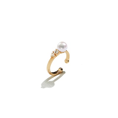 簡約珍珠寶石耳扣，定價NT3,800。（圖／ARTISMI提供）