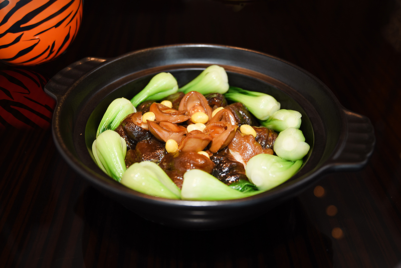 【台北 W 飯店】精選菜色 – 「吉祥如意賀新歲」 百花鑲黃玉參佐八頭原只鮑魚