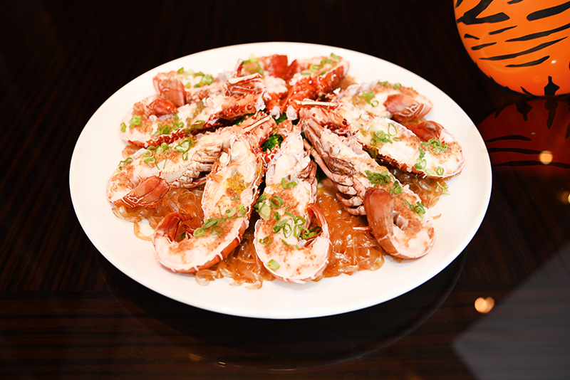 【台北 W 飯店】精選菜色 – 「財臨福臨五福臨」 金銀蒜蒸鮮活龍蝦佐水晶粉絲